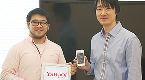 タブレットを持った河元氏とスマホを持った鈴木氏が並んでいる写真