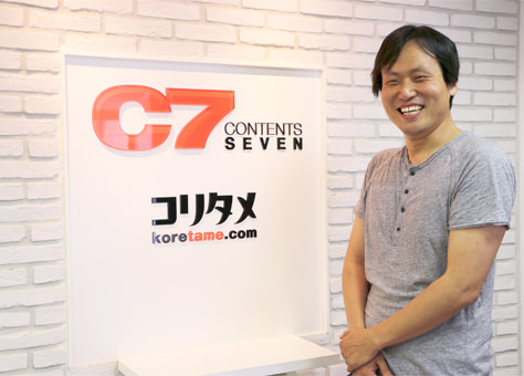 CONTENTS SEVENの受付前で笑顔の李 宰赫氏の写真