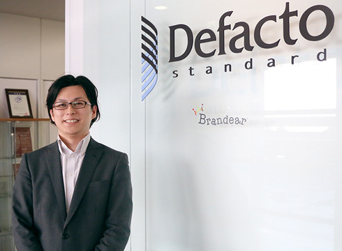 Defactstandardの受付の前で川村様が写っている写真