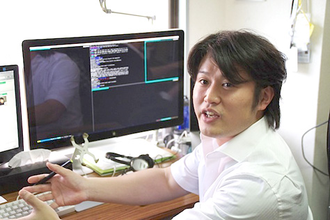 PCデスクに座りながらインタビューに答える三橋 克仁様の写真