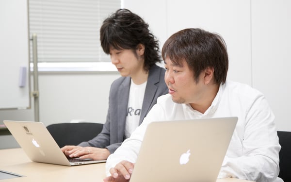 PC作業している株式会社Gaiax佐々木様と菊池様の写真