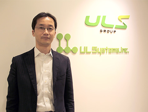 ULSystemsIncの受付前で立っている岸本氏の写真