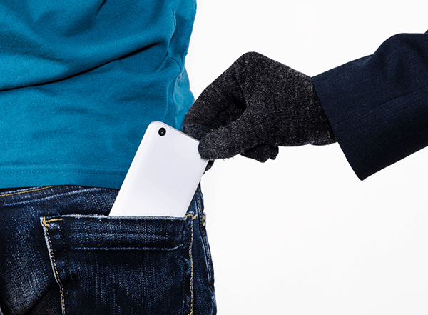 携帯電話が盗まれている様子